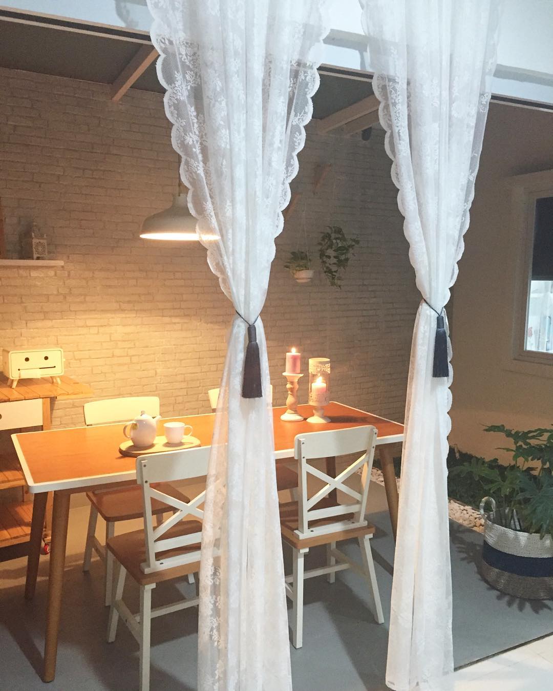 Desain Ruang Makan Minimalis Modern Menyatu Dengan Ruang Keluarga Yang Romantis