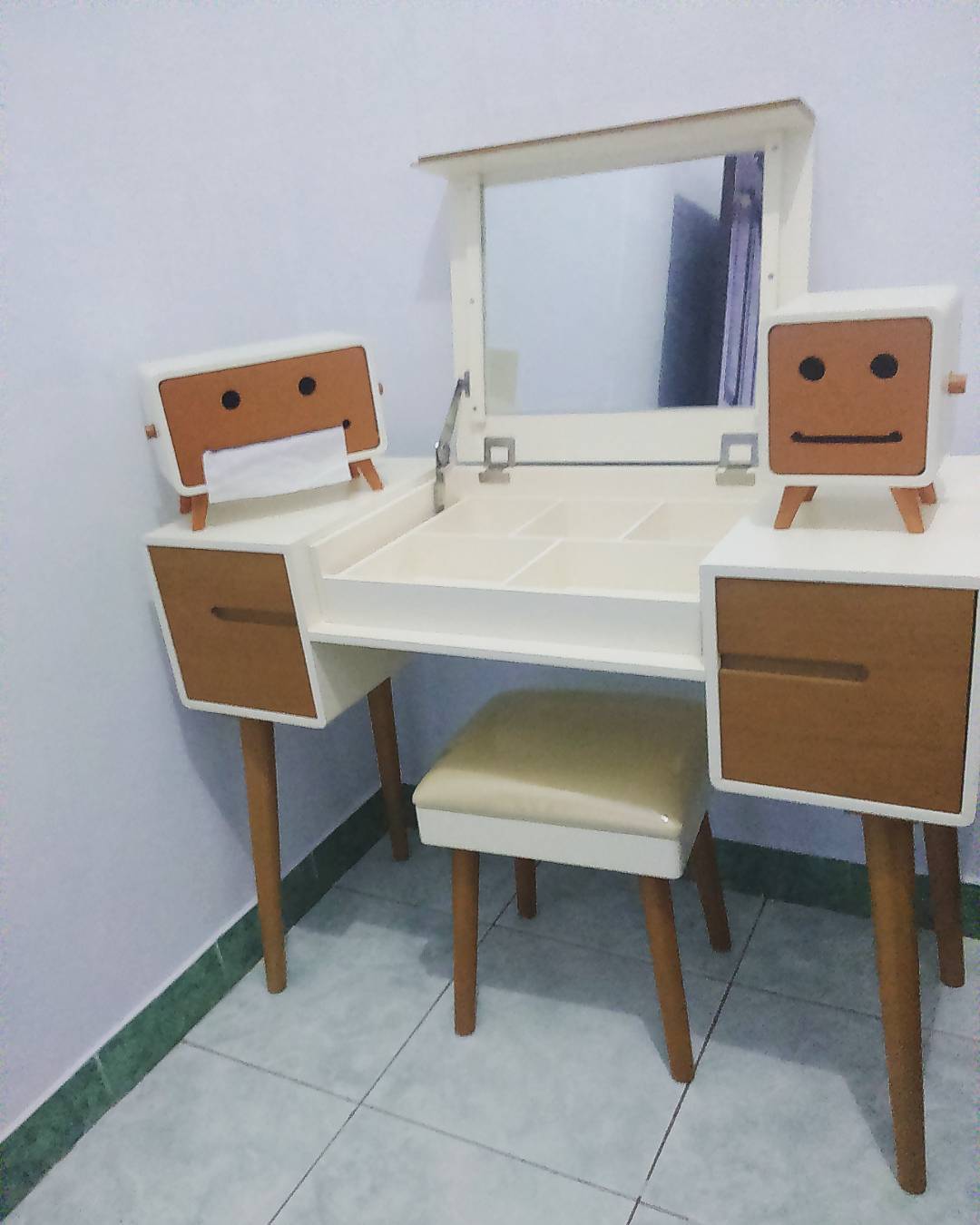 Meja Rias Minimalis Modern Terbaru