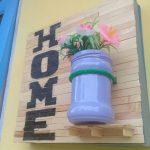 Hiasan Teras Rumah Dari Stik Es Krim Hasil Kerajinan Tangan Beserta Vas Bunga