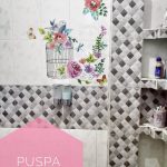 Dekorasi Dinding Kamar Mandi Dengan Wallpaper Keren