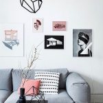 Dekorasi Dinding Ruang Tamu Dengan Hiasan Dinding Dari Selotip Dikombinasikan Dengan Bingkai Foto Dan Lukisan