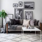 Dekorasi Dinding Ruang Tamu Dengan Pajangan Lukisan