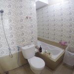Dekorasi Kamar Mandi Dengan Wallpaper Dinding