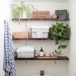 Dekorasi Kamar Mandi Sederhana Dengan Rak Dinding Kamar Mandi