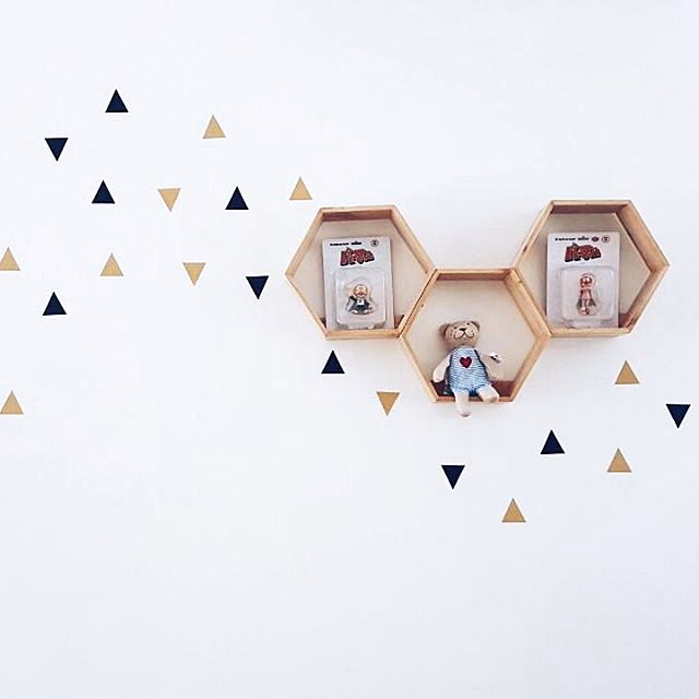 Dekorasi Ruang Tamu Dengan Hiasan Dinding Berbentuk Hexagonal Dari Stik Es Krim