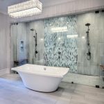 Desain Kamar Mandi Mewah Terbaru Dengan Keramik Dinding Dan Lampu Kamar Mandi Unik