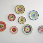 Ide Dekorasi Ruang Tamu Dengan Piringan Lucu