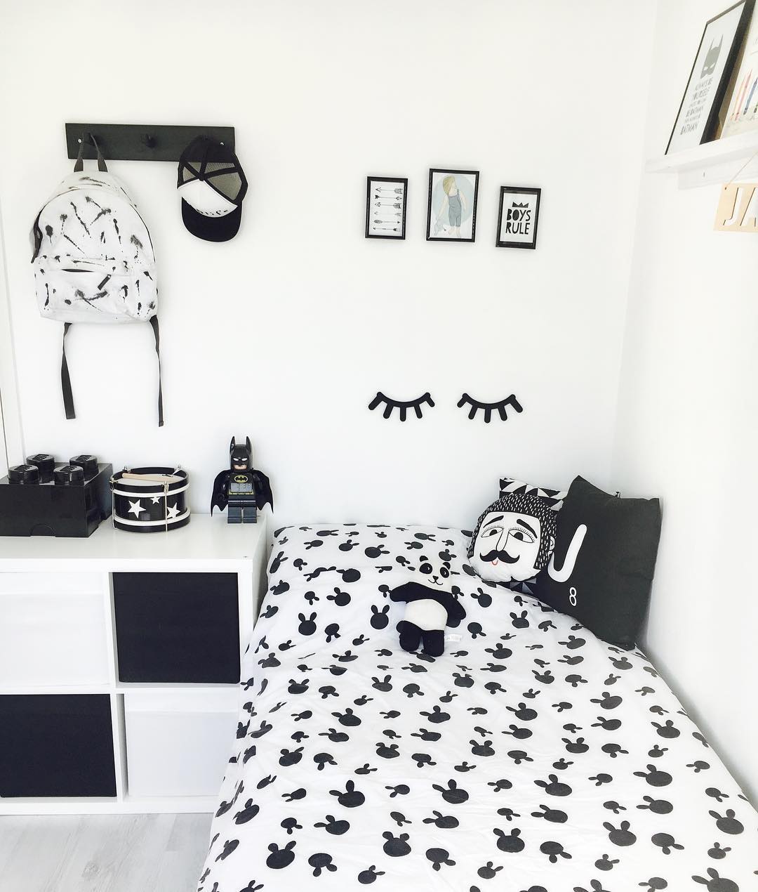 Desain Kamar Tidur Hitam Putih Anak Perempuan