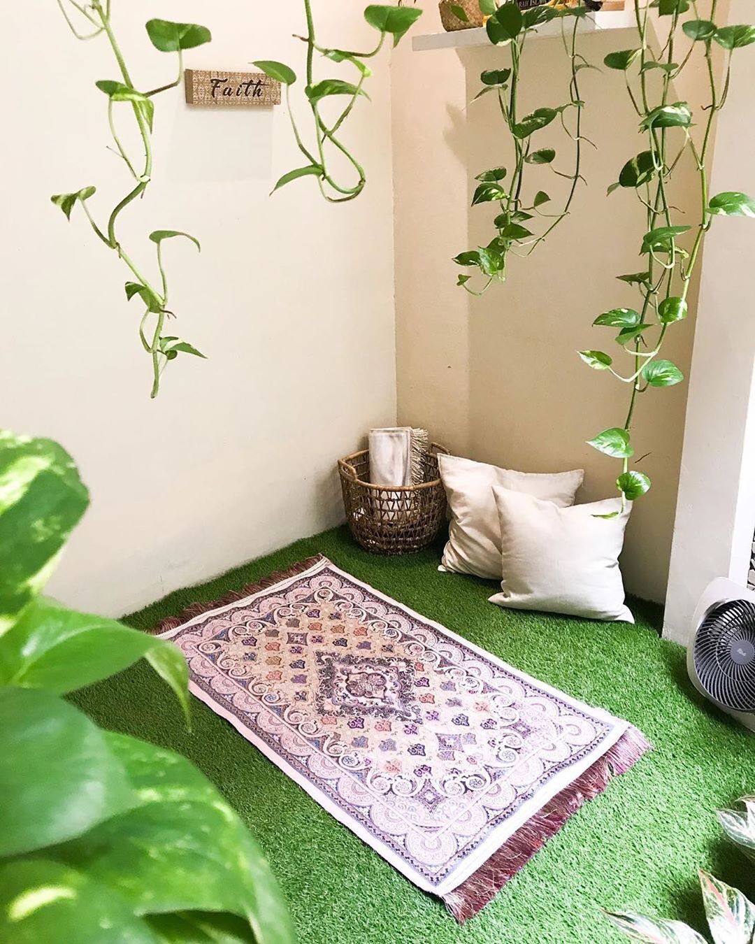 Desain Mushola Minimalis Dalam Rumah Bernuasa Hijau Dan Krem